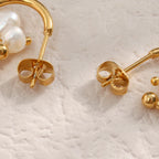 E.B.belle Brincos de argola de pérola de água doce super elegantes e delicados, mini brinco de pérola de ouro banhado a ouro 18K