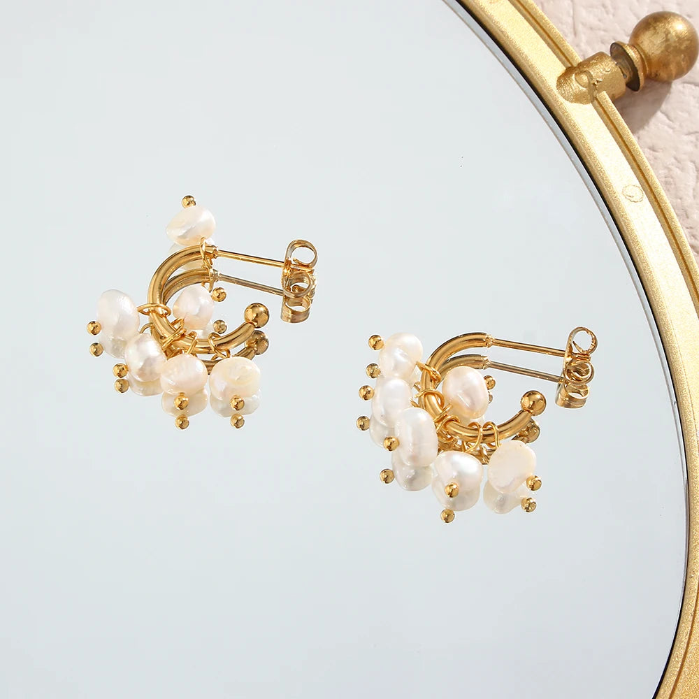 E.B.belle Brincos de argola de pérola de água doce super elegantes e delicados, mini brinco de pérola de ouro banhado a ouro 18K