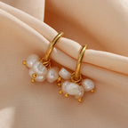 E.B.belle Brincos de argola de pérola de água doce super elegantes e delicados, mini brinco de pérola de ouro banhado a ouro 18K