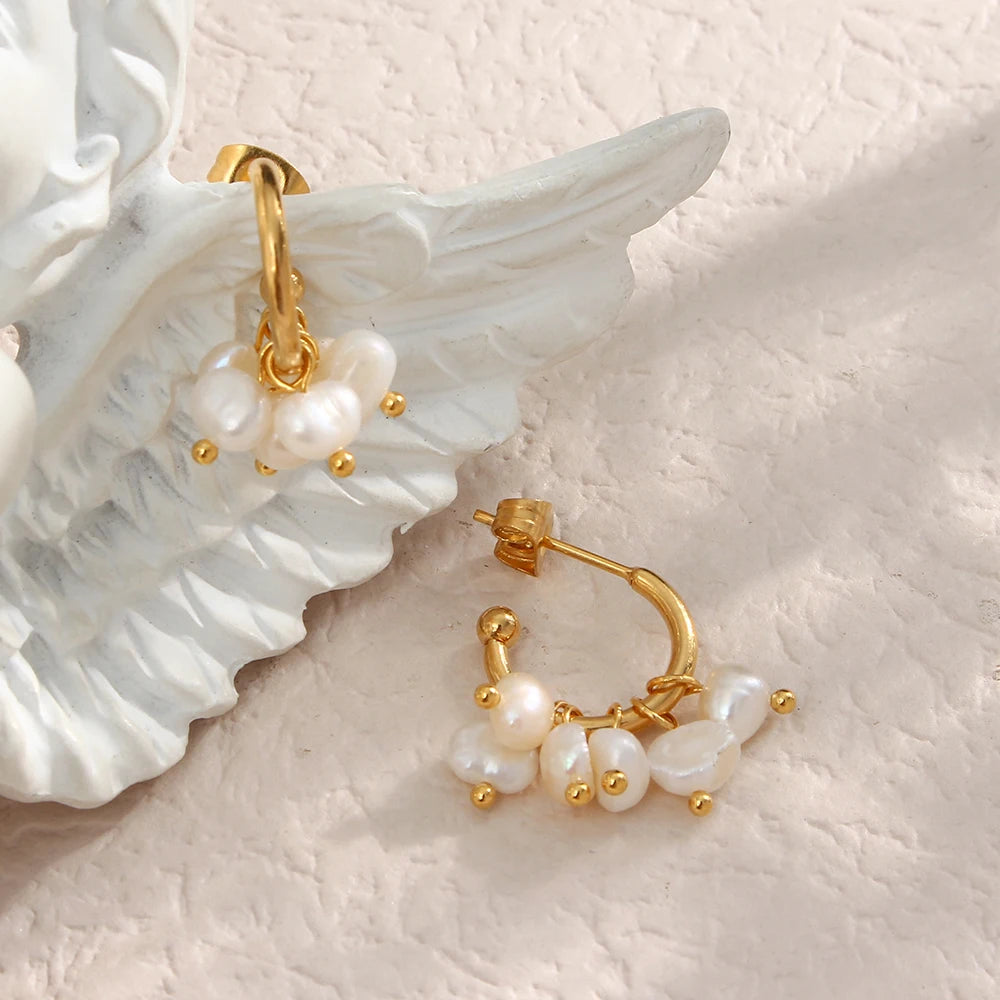 E.B.belle Brincos de argola de pérola de água doce super elegantes e delicados, mini brinco de pérola de ouro banhado a ouro 18K
