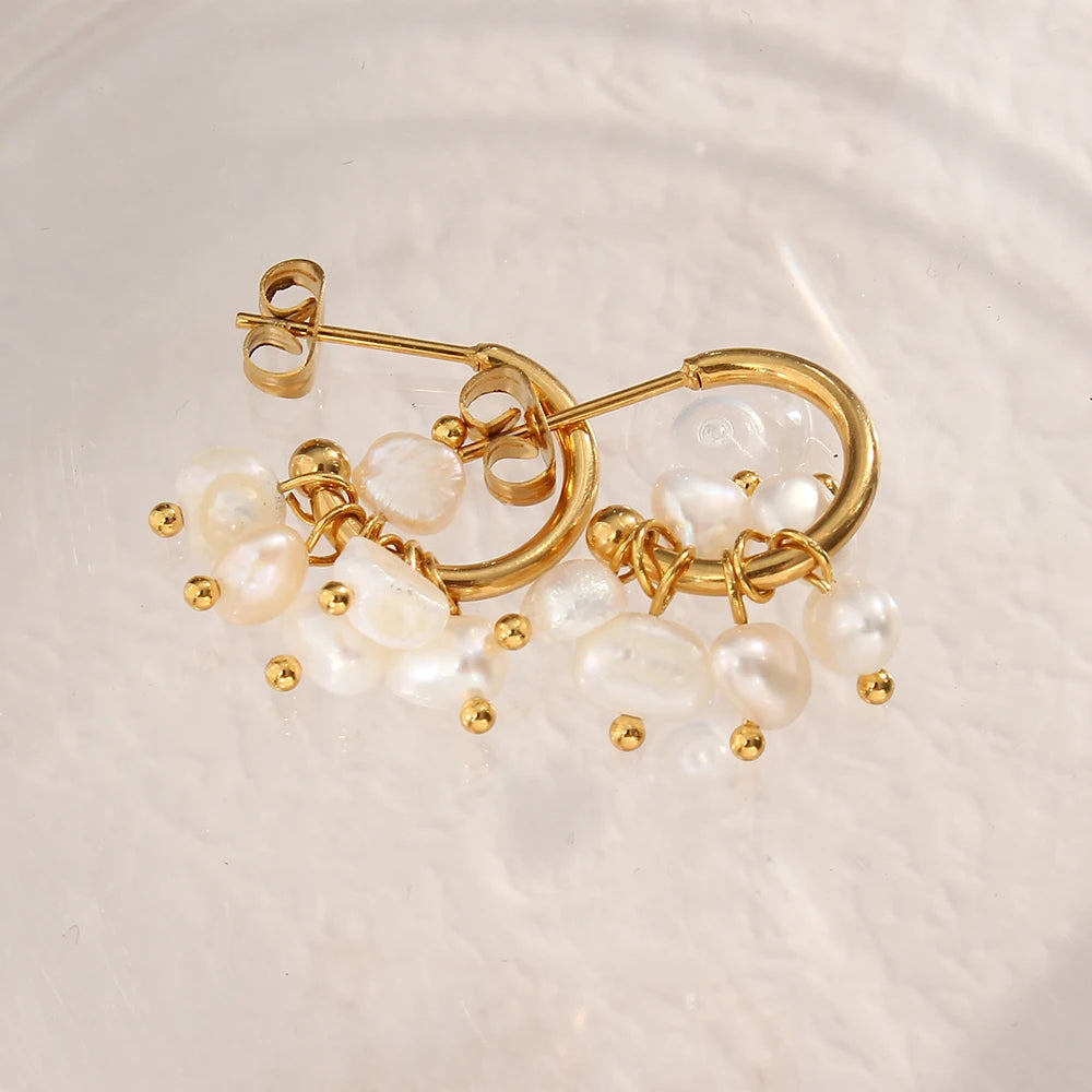 E.B.belle Brincos de argola de pérola de água doce super elegantes e delicados, mini brinco de pérola de ouro banhado a ouro 18K