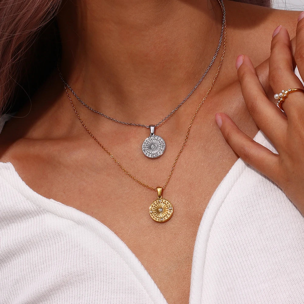 Clássico minimalista redondo banhado a ouro colares de moedas para mulheres, aço inoxidável, impermeável círculo pingente colarinho, cor prata