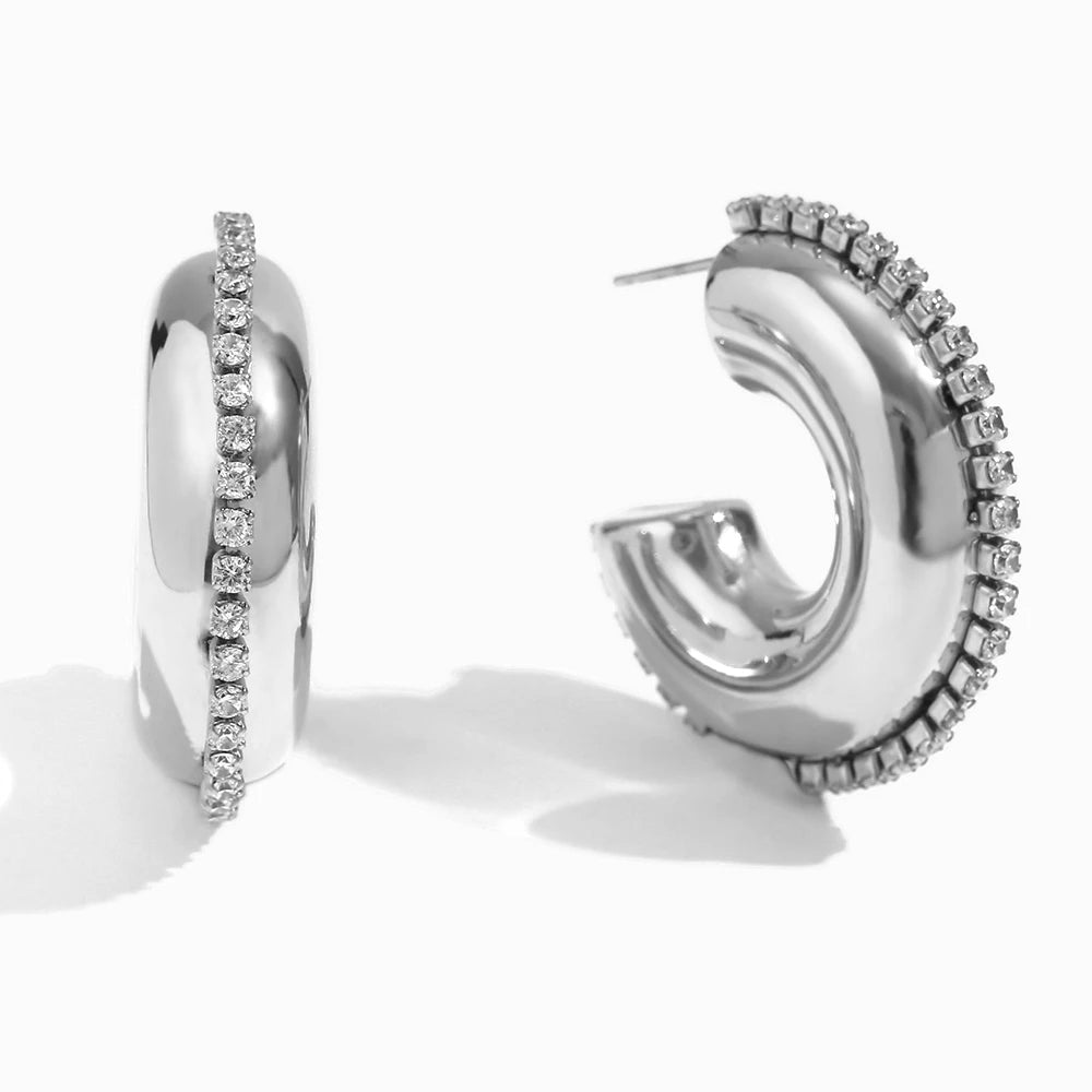 E.B.belle Brincos de argola ocos lisos com acabamento em zircônia, joias hipoalergênicas de aço inoxidável, brincos femininos banhados a ouro 18K