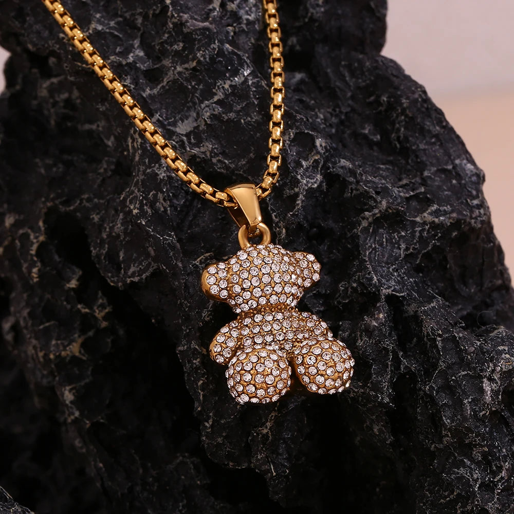 E.B.belle Colar com pingente de urso sentado, resistente à água, banhado a ouro 18K, aço inoxidável 316L
