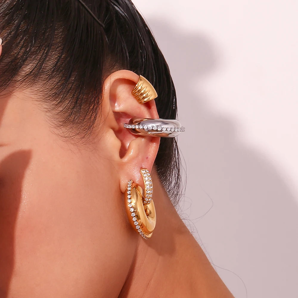 E.B.belle Brincos de argola ocos lisos com acabamento em zircônia, joias hipoalergênicas de aço inoxidável, brincos femininos banhados a ouro 18K
