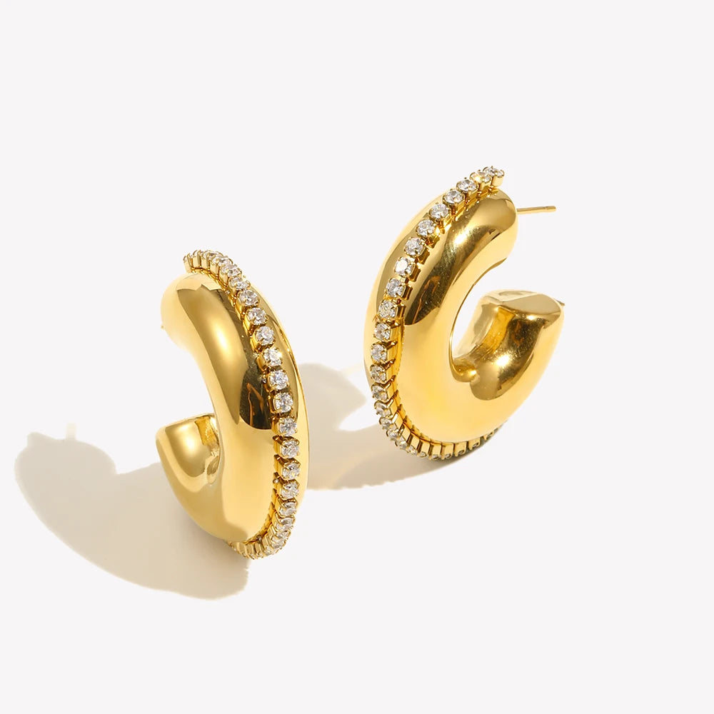 E.B.belle Brincos de argola ocos lisos com acabamento em zircônia, joias hipoalergênicas de aço inoxidável, brincos femininos banhados a ouro 18K