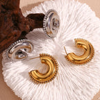 E.B.belle Brincos de argola ocos lisos com acabamento em zircônia, joias hipoalergênicas de aço inoxidável, brincos femininos banhados a ouro 18K