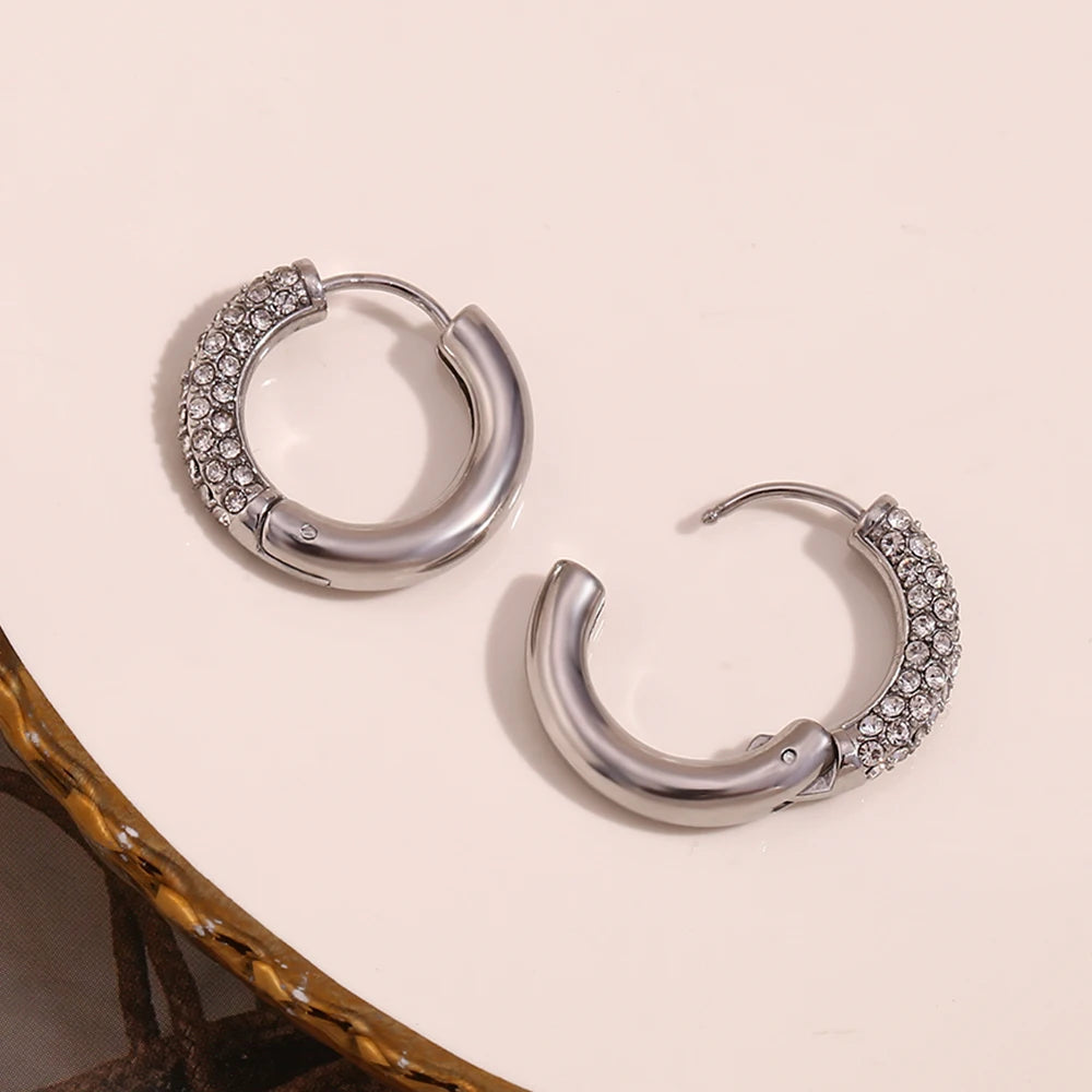 E.B.belle Brincos circulares semi-incrustados de zircônia, cor prata, aço inoxidável 316L, brincos femininos, joias banhadas a ouro 18K
