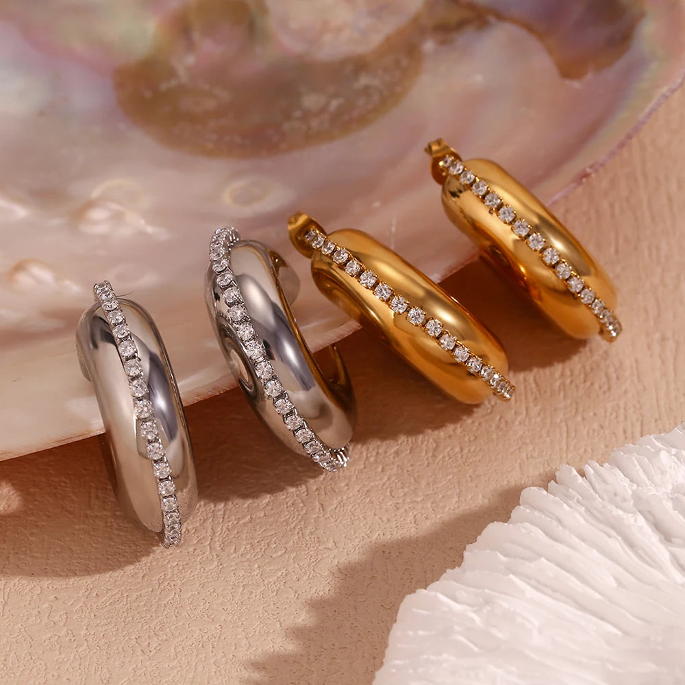 E.B.belle Brincos de argola ocos lisos com acabamento em zircônia, joias hipoalergênicas de aço inoxidável, brincos femininos banhados a ouro 18K