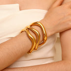 Ebbelle Pulseira aberta de onda líquida irregular exagerada banhada a ouro 18K pulseiras de mão femininas joias de aço inoxidável
