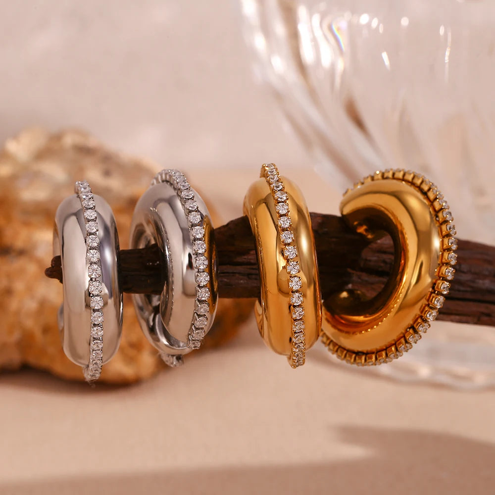 E.B.belle Brincos de argola ocos lisos com acabamento em zircônia, joias hipoalergênicas de aço inoxidável, brincos femininos banhados a ouro 18K