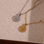 Clássico minimalista redondo banhado a ouro colares de moedas para mulheres, aço inoxidável, impermeável círculo pingente colarinho, cor prata