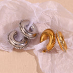 E.B.belle Brincos de argola ocos lisos com acabamento em zircônia, joias hipoalergênicas de aço inoxidável, brincos femininos banhados a ouro 18K