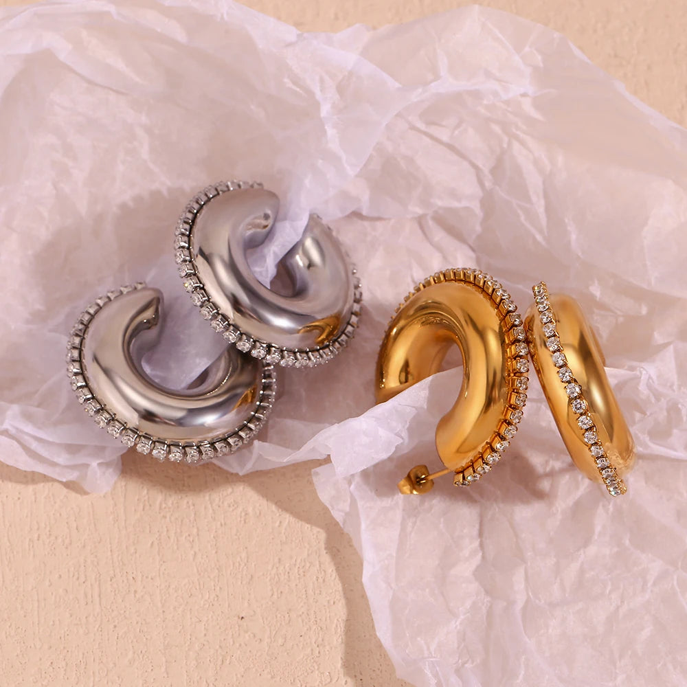 E.B.belle Brincos de argola ocos lisos com acabamento em zircônia, joias hipoalergênicas de aço inoxidável, brincos femininos banhados a ouro 18K