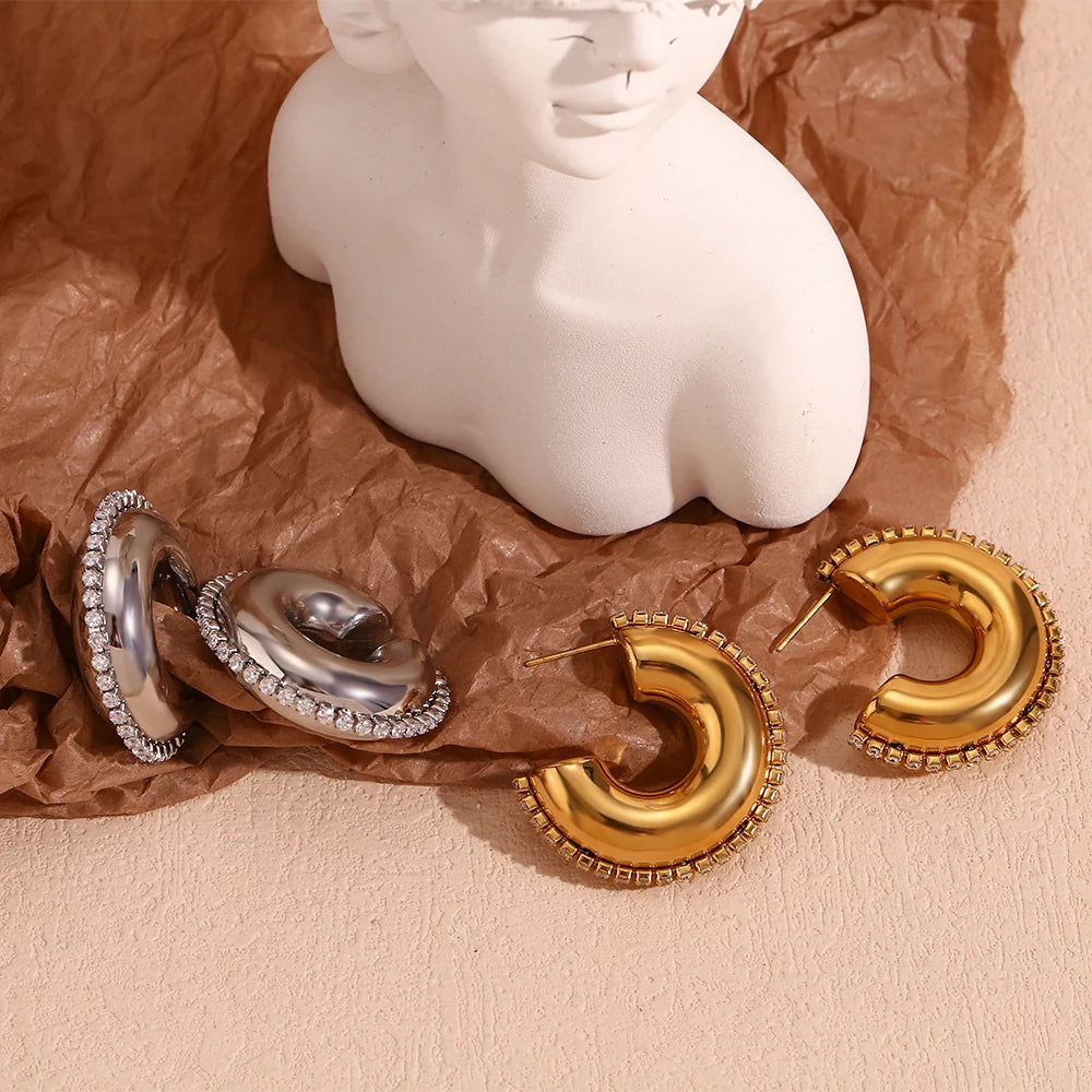E.B.belle Brincos de argola ocos lisos com acabamento em zircônia, joias hipoalergênicas de aço inoxidável, brincos femininos banhados a ouro 18K